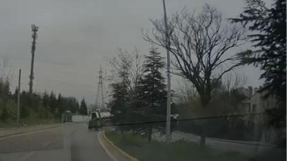 Rampada kayan kamyon refüje çıkıp devrildi