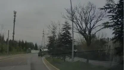 Rampada kayan kamyon refüje çıkıp devrildi