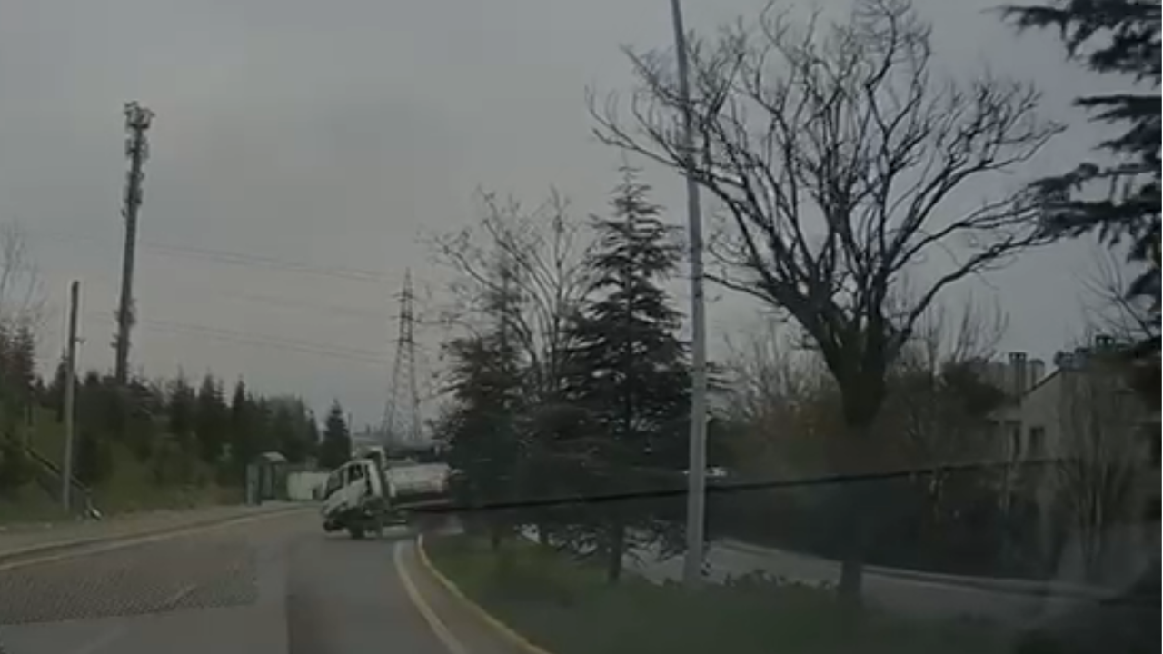 Rampada kayan kamyon refüje çıkıp devrildi