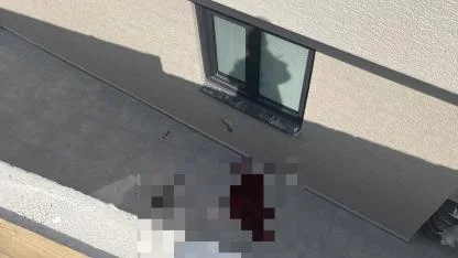 Sohbet ederken 4 metre aşağıdaki beton zemine düştü