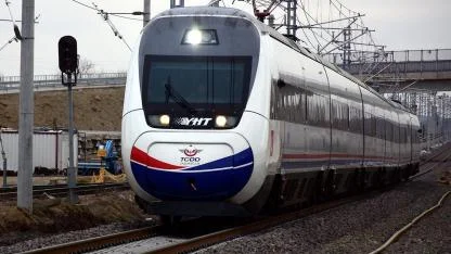 Tren raylarında YHT’nin önüne atlayıp canına kıydı!