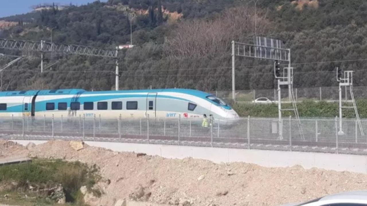 Trenin çarptığı yaya hayatını kaybetti