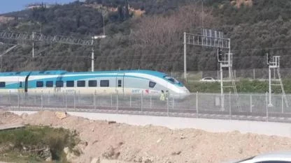 Trenin çarptığı yaya hayatını kaybetti