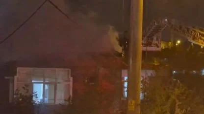 2 katlı binanın çatısında çıkan yangın, büyümeden söndürüldü