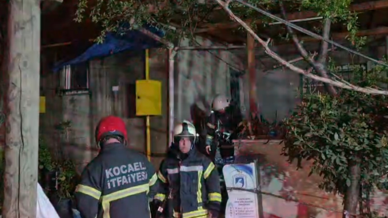 2 katlı binanın çatısında çıkan yangın, büyümeden söndürüldü