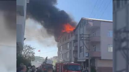 4 Katlı binanın çatısı alev alev yandı
