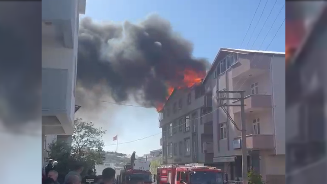 4 Katlı binanın çatısı alev alev yandı