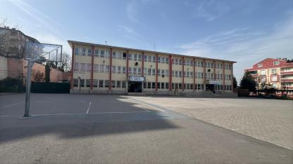 70 yaşındaki kapı görevlisi, okuldaki 2 kız öğrenciyi taciz ettiği gerekçesiyle tutuklandı