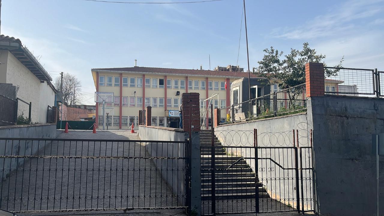 70 yaşındaki kapı görevlisi, okuldaki 2 kız öğrenciyi taciz ettiği gerekçesiyle tutuklandı