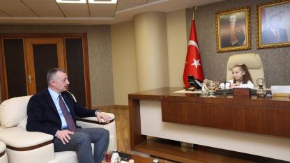 Başkan Büyükakın, koltuğu çocuklara bıraktı