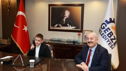 Başkan Büyükgöz Koltuğunu Minik Başkan’a Devretti