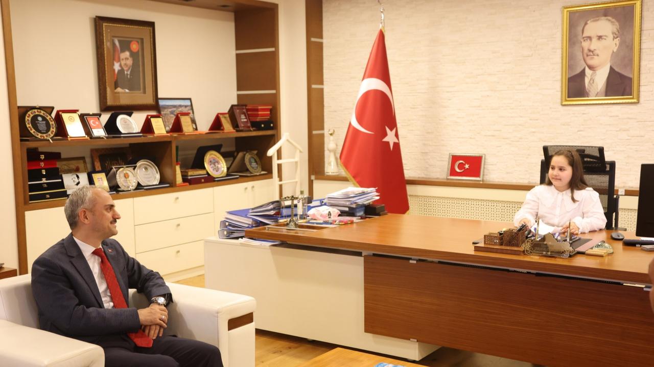 Başkan Çiftçi, koltuğunu minik başkana devretti