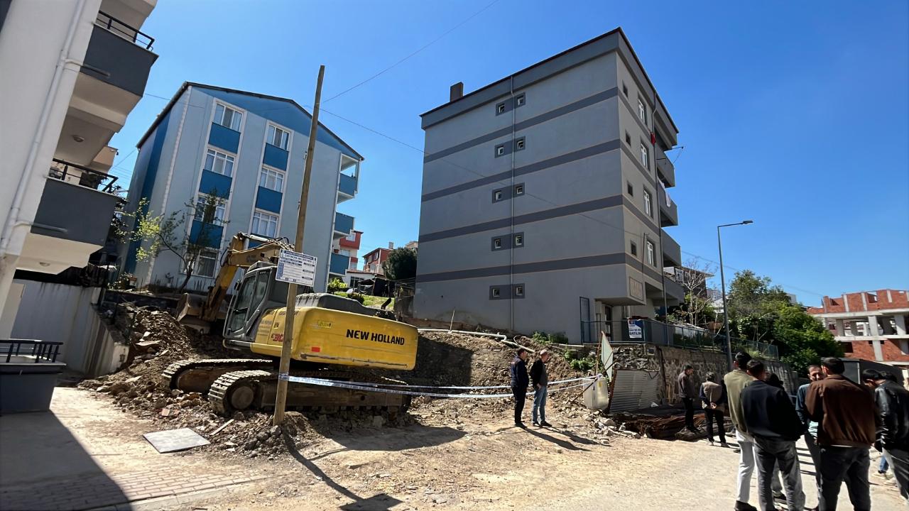 Çayırova'da temel kazısı sırasında toprak kaydı; 5 katlı apartman tahliye edildi
