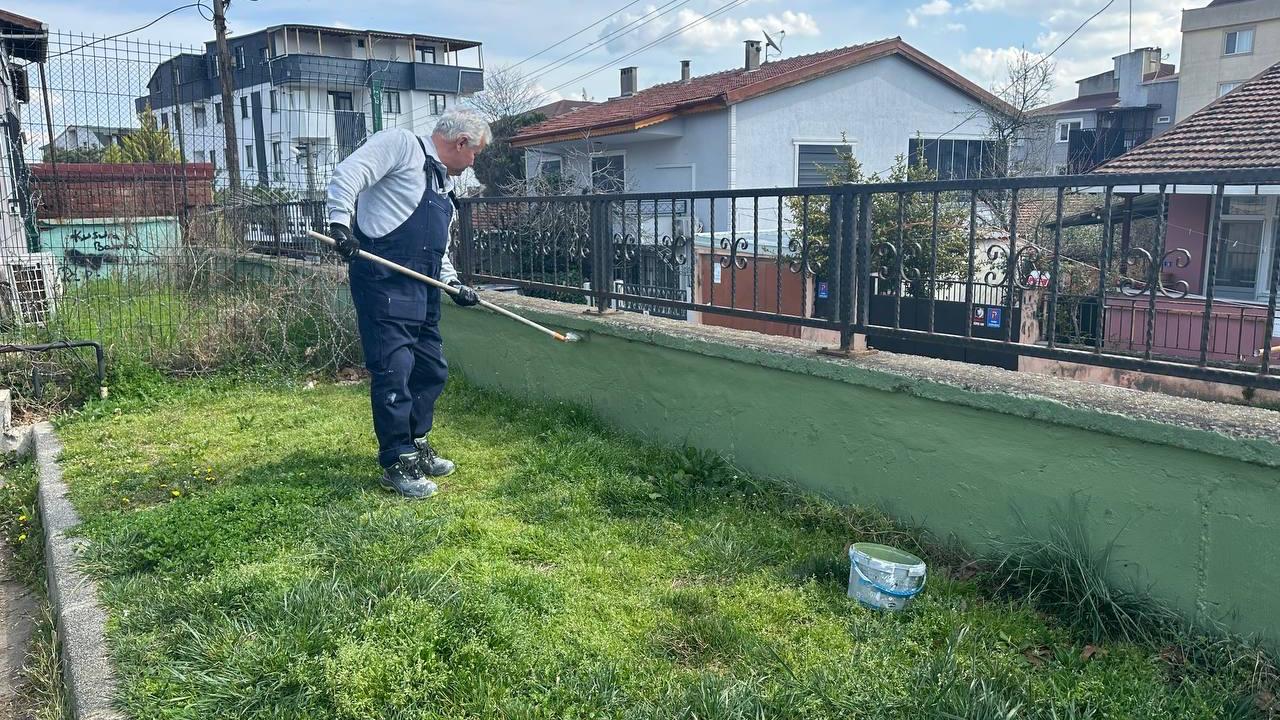 Çayırova’daki parkların duvarlarında bakım çalışması