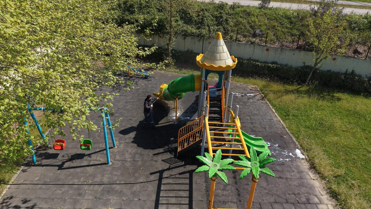 Çayırova’daki parkların oyun grupları yıkanıyor