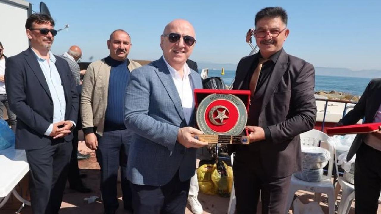 Darıca Amatör Balıkçılar ve Su Sporlarını Sevdirme Derneği'nden Başkan Bıyık'a teşekkür plaketi