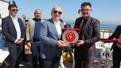 Darıca Amatör Balıkçılar ve Su Sporlarını Sevdirme Derneği'nden Başkan Bıyık'a teşekkür plaketi