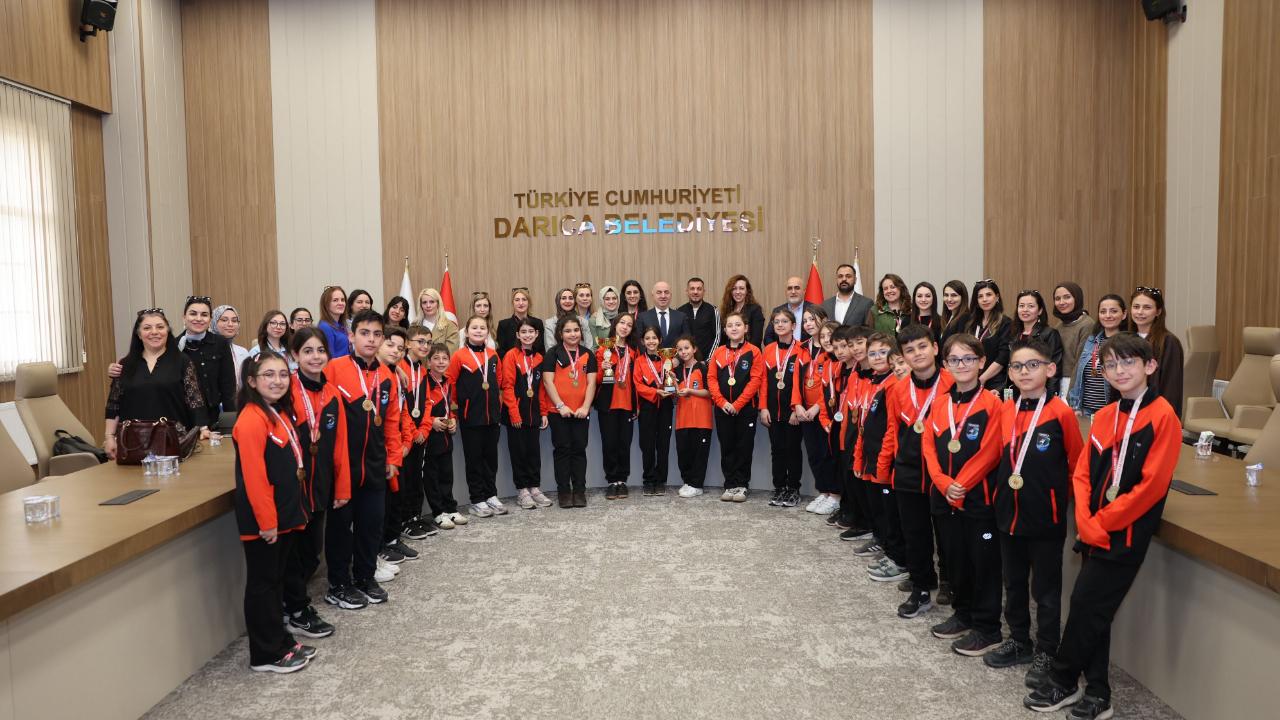 Darıca’nın halk oyunları ekibi il birincisi oldu
