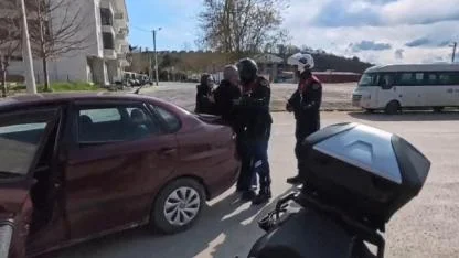 Fenalaşan sürücüyü, jandarma hastaneye yetiştirdi; o anlar kamerada