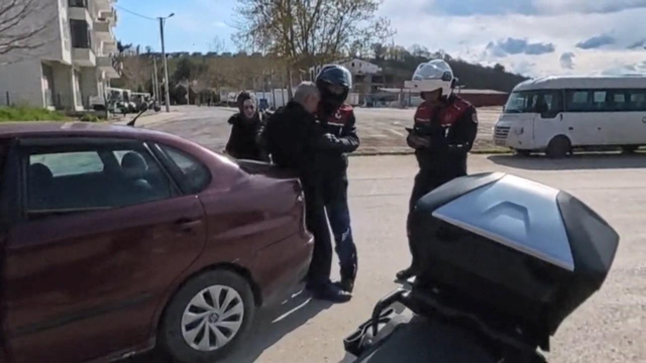 Fenalaşan sürücüyü, jandarma hastaneye yetiştirdi; o anlar kamerada