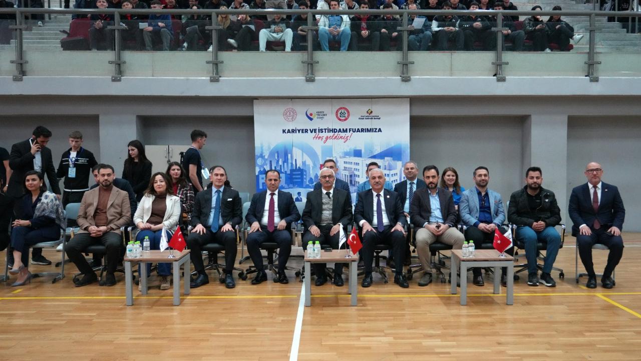 GEBZE TİCARET ODASI, KARİYER VE İSTİHDAM FUARI’NDA GENÇLERLE İŞ DÜNYASINI BULUŞTURDU