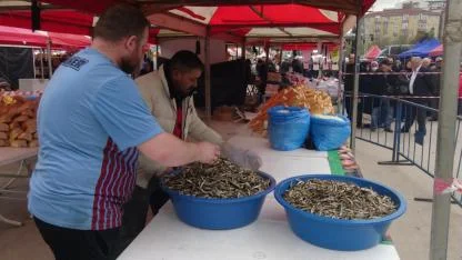 Gebze Trabzonlular Derneği 5 ton hamsi dağıttı
