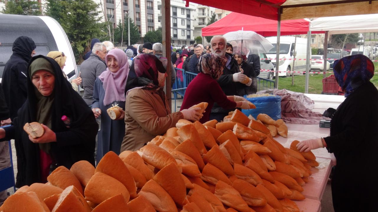 Gebze Trabzonlular Derneği 5 ton hamsi dağıttı