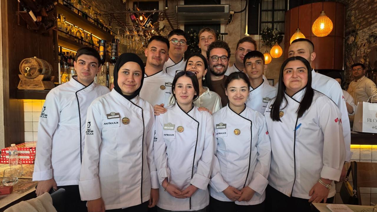Genç şef adayları, işi ustasından öğrendi