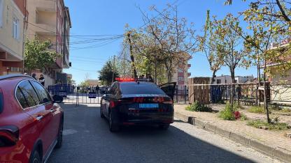 İstinat duvarı çöktü, park halindeki otomobil okulun bahçesine sürüklendi