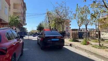 İstinat duvarı çöktü, park halindeki otomobil okulun bahçesine sürüklendi