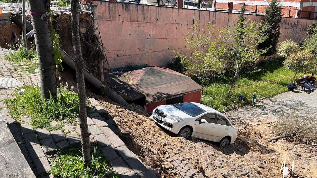 İstinat duvarı çöktü, park halindeki otomobil okulun bahçesine sürüklendi