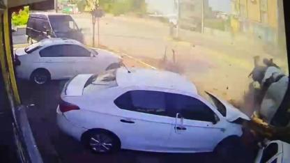 Kamyonet ile otomobilin çarpıştığı kazada kamerada; 2 yaralı