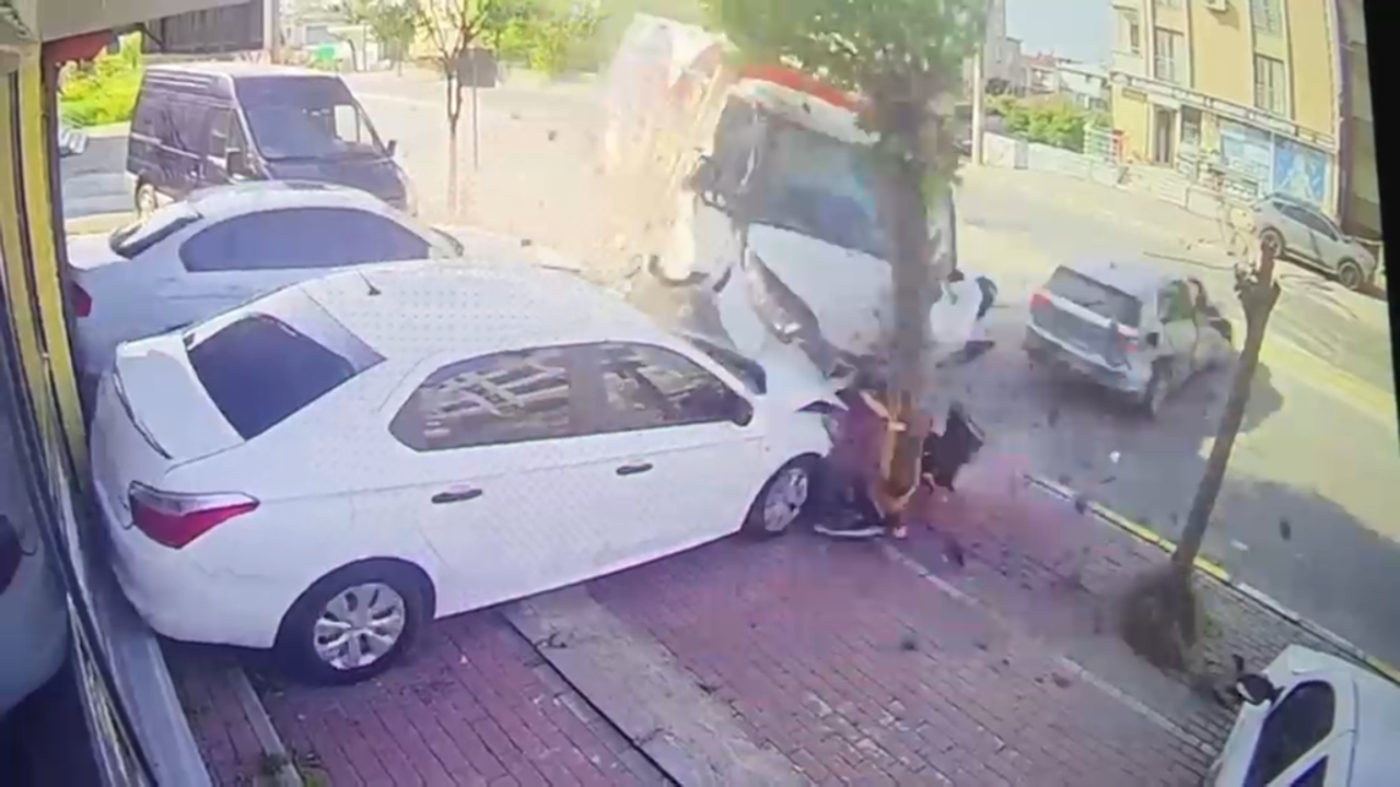 Kamyonet ile otomobilin çarpıştığı kazada kamerada; 2 yaralı
