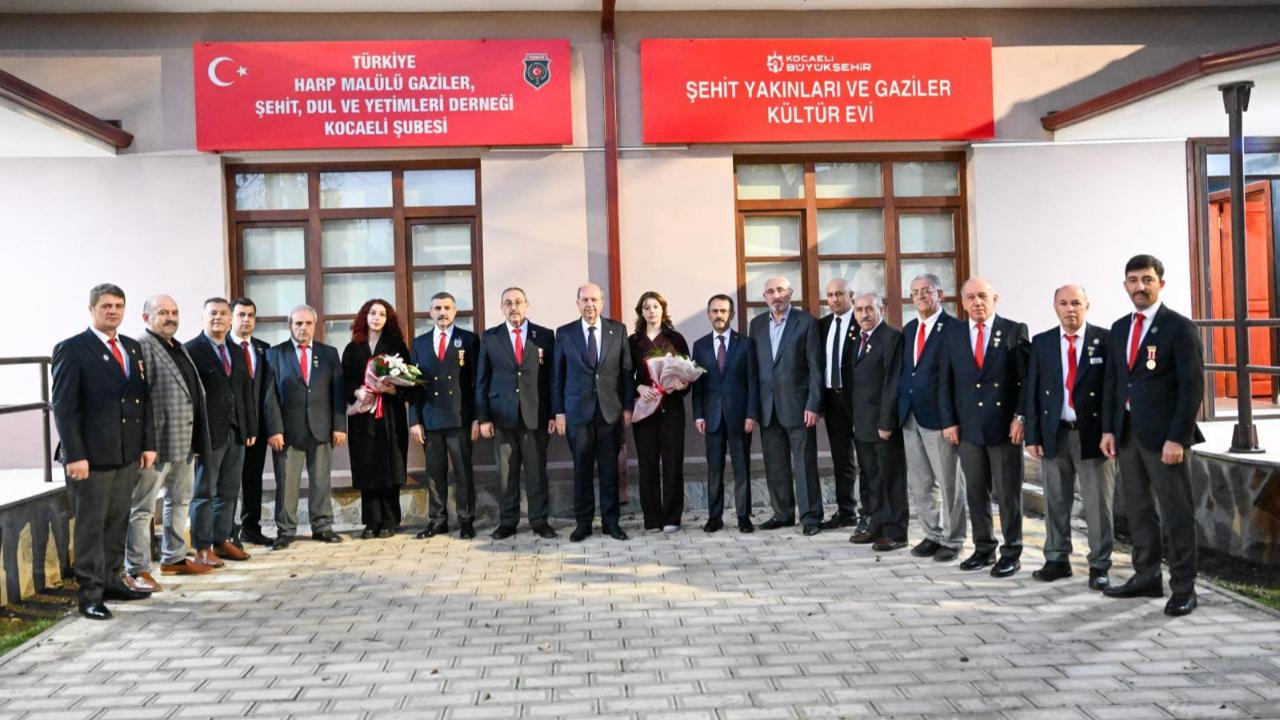 KKTC 5. Cumhurbaşkanı Ersin Tatar ve Vali İlhami Aktaş, Şehit ve Gazi Derneklerini ziyaret etti