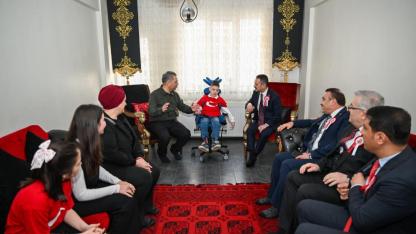 Kocaeli Valisi İlhami Aktaş'tan Yiğit Ege’ye anlamlı 23 Nisan sürprizi