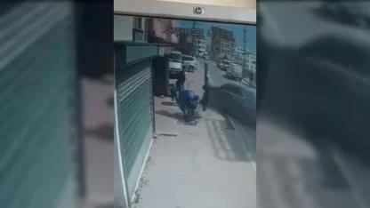 Oğlunu tehdit ettiği ileri sürülen sürücü, motosikletli şahsa aracıyla çarptıktan sonra, peşinden koştu