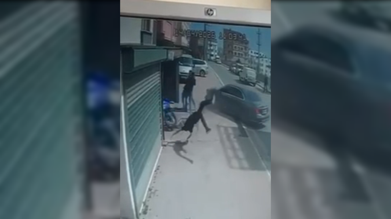 Oğlunu tehdit ettiği ileri sürülen sürücü, motosikletli şahsa aracıyla çarptıktan sonra, peşinden koştu