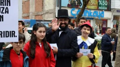 Roman kahramanları İzmit sokaklarında