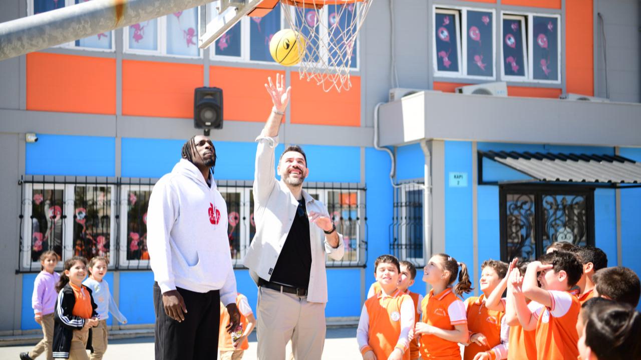 Şampiyon dev adamlar, Fuat Sezgin öğrencileriyle bir arada