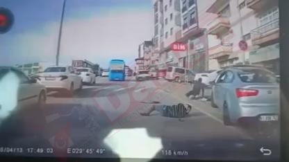 Uyuyan sürücü, kaldırımdaki 3 kişiye çarptı. Kaza anı güvenlik kamerasına yansıdı