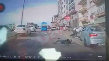 Uyuyan sürücü, kaldırımdaki 3 kişiye çarptı. Kaza anı güvenlik kamerasına yansıdı