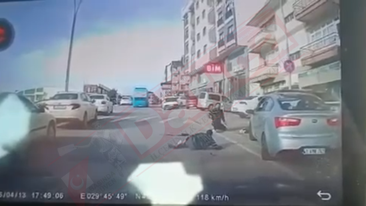 Uyuyan sürücü, kaldırımdaki 3 kişiye çarptı. Kaza anı güvenlik kamerasına yansıdı