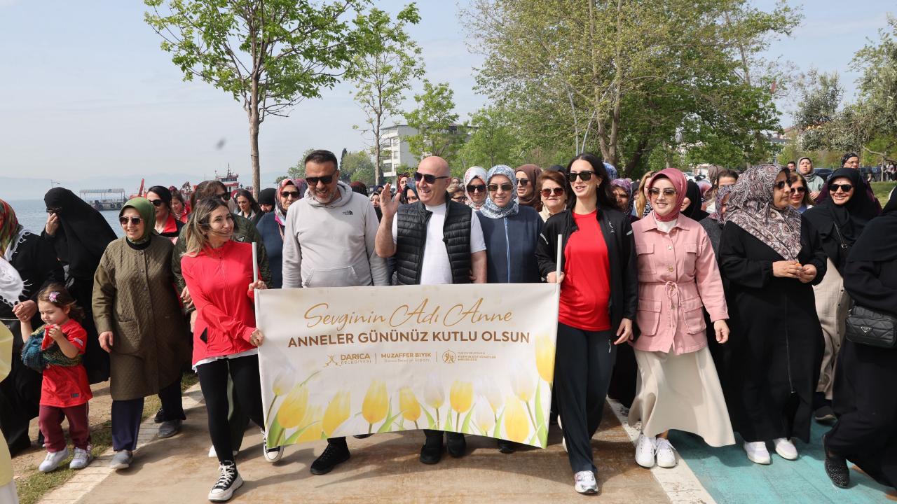 Anneler gününde Darıca’da anlamlı yürüyüş