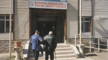 Çöp evden çıkan yaşlı adama Kocaeli Büyükşehir Belediyesi sahip çıktı