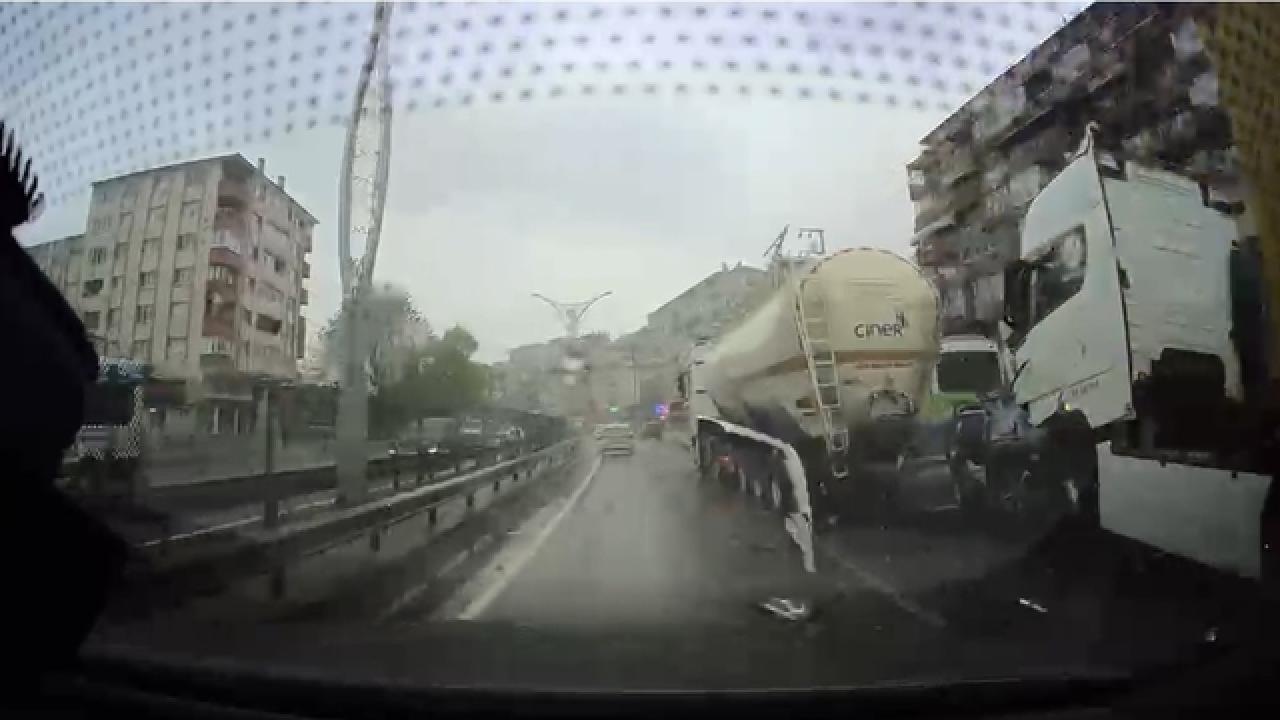 Otomobil, TIR ile tanker arasına sıkıştı; kaza kamerada
